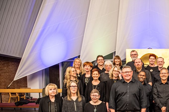 Torsdag, d. 25.august 2022 åbner Lusangi Gospel Choir dørene til Brændkjærkirken og byder velkommen til nye korsangere for 46. år i streg.

Vi optager nye kormedlemmer d. 25.8. og d. 1.9.

Du skal blot møde op i Brændkjærkirken fra kl. 19.15 - 21.45. Eneste kriterie er, at man elsker at synge og er engageret.

Vi glæder os til at tage imod dig.